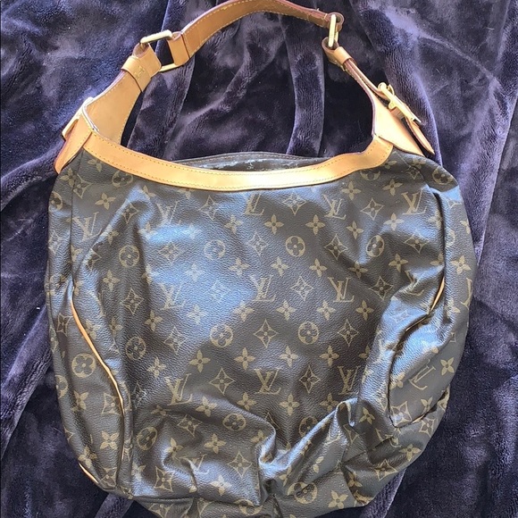Louis Vuitton Collection Printemps-eté 2009 Brown Canvas Hobo Bag Listed By  Brenda Hopkins - Tradesy
